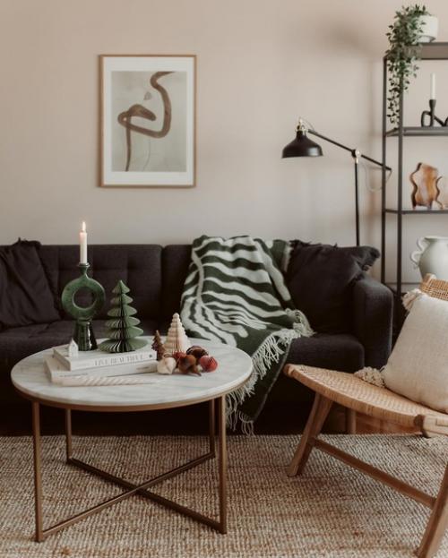 Детали рождественского интерьера, в котором преобладают бумажные звезды - пуансеттии и гофрированные елочки. 08