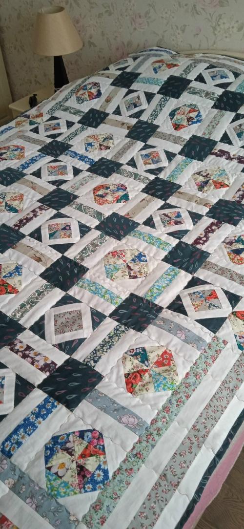 Это лоскутное одеяло в технике пэчворк, сшитое из хлопковых тканей российского производства, представляет собой настоящее произведение искусства. 02