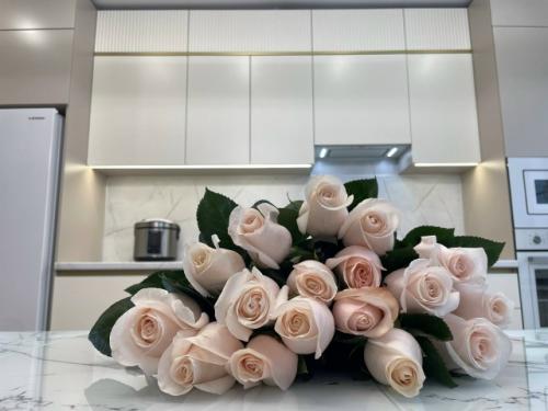 Кухня в пастельных тонах с рифлёными фасадами из эмали и золотыми элементами - это настоящий изыск! 01