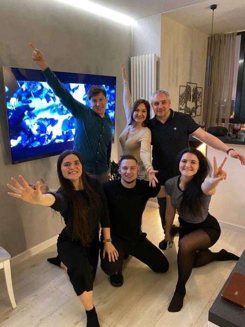 Целый год наша квартира ждала этого дня новоселье с ребятами из команды официально свершилось благодарим каждого, кто разделил с нами это событие. 02