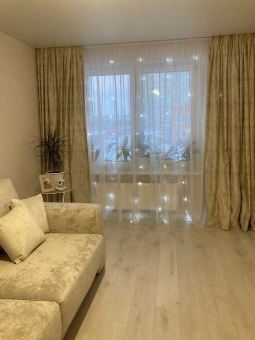 Окно гостиной оформили в светлые оттенки благородной премиальной ткани, чтобы сделать интерьер просторным! 01