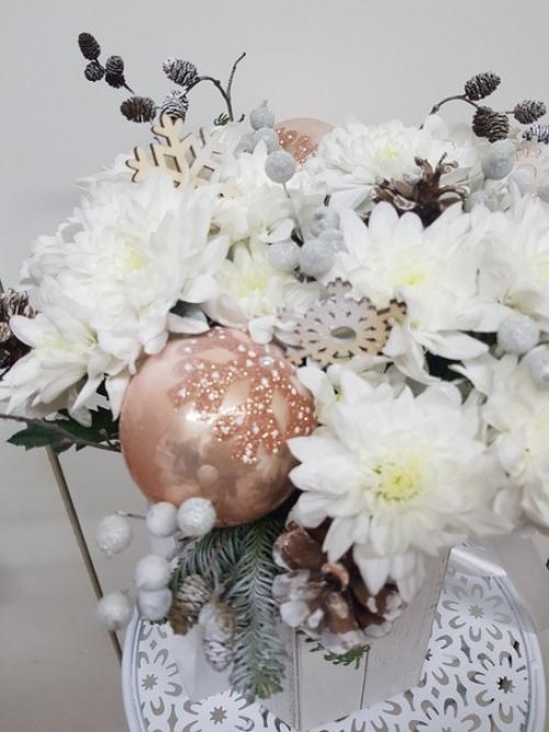 Идея с вручением цветов на новый год набирает популярность в России. 02