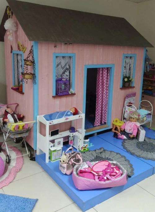 Жемчужина нашей игровой зоны - домик, в котором ребёнок может играть в полный рост. 01