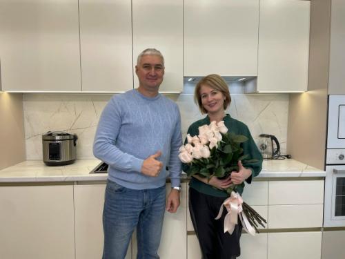 Кухня в пастельных тонах с рифлёными фасадами из эмали и золотыми элементами - это настоящий изыск! 

