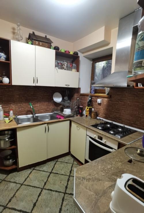 Мы сняли этаж в частном доме, который удивительным образом сохранился среди многоэтажных отелей. 04