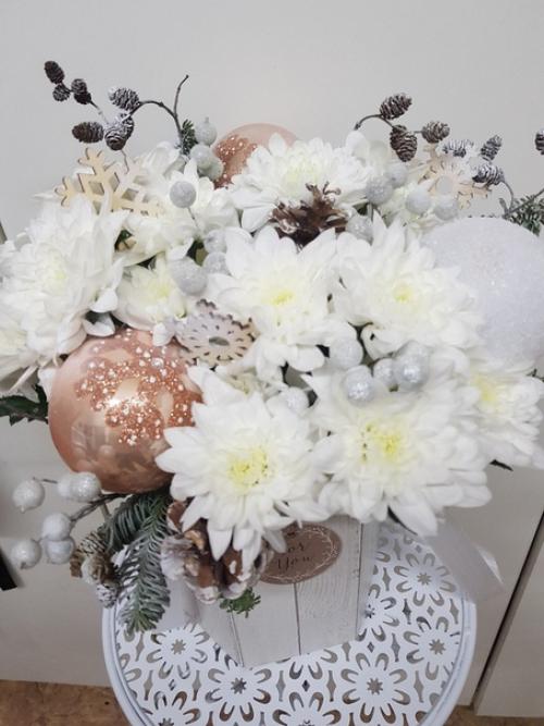 Идея с вручением цветов на новый год набирает популярность в России. 01