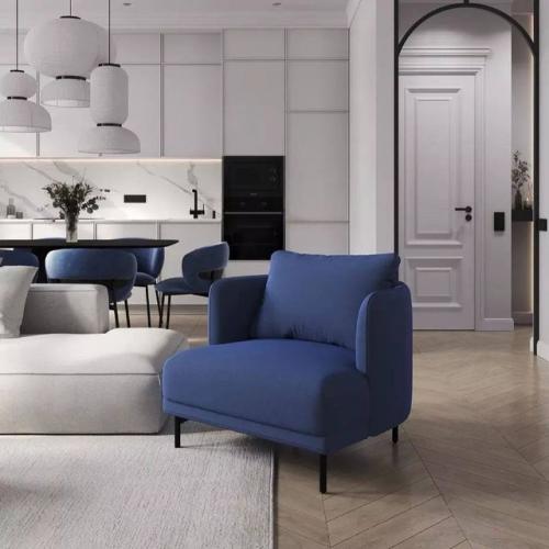 В этой кухне - гостиной, площадью 26 квадратных метров, 3 окна, что делает комнату светлой и просторной.