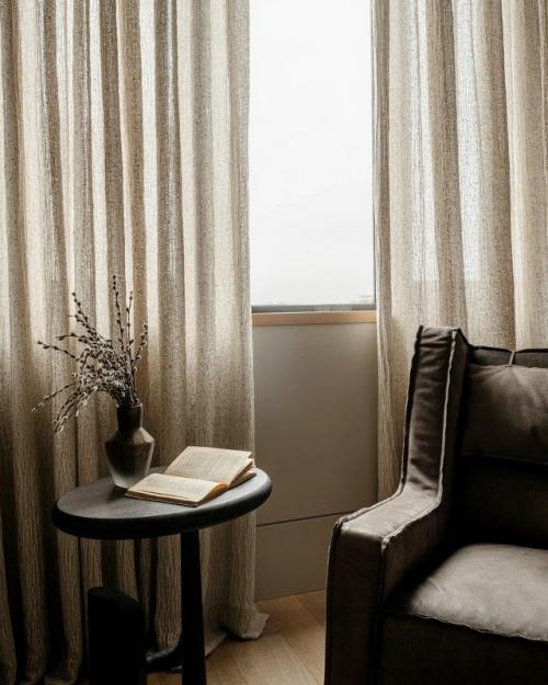 Когда речь заходит об интерьере семейной квартиры, важно учесть и вкусы взрослых, и интересы детей. 06