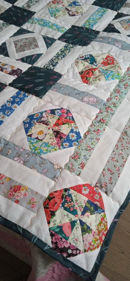 Это лоскутное одеяло в технике пэчворк, сшитое из хлопковых тканей российского производства, представляет собой настоящее произведение искусства. 01