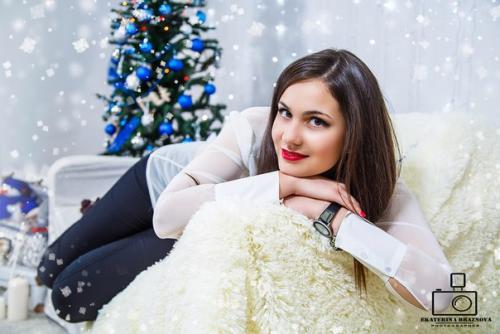 Вот-вот уже скоро наступит новый год, отличный повод устроить себе фотосессию в студии с праздничным, нарядным интерьером. 07