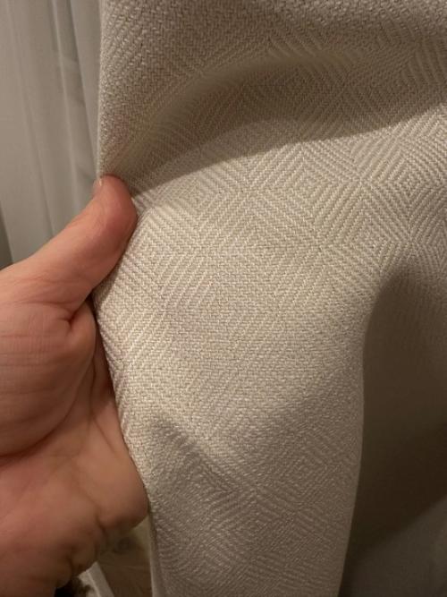 В гостиной портьера может служить не только для затемнения окон, но и для создания уютной атмосферы, играя роль декоративного элемента. 01