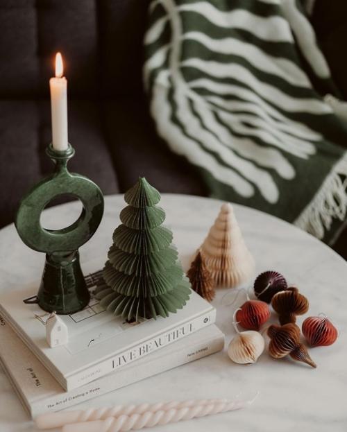 Детали рождественского интерьера, в котором преобладают бумажные звезды - пуансеттии и гофрированные елочки. 07