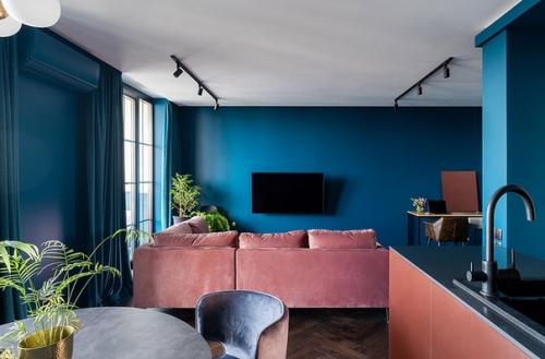 Глубокие синие стены и розовый диван: квартира для девушки. 02