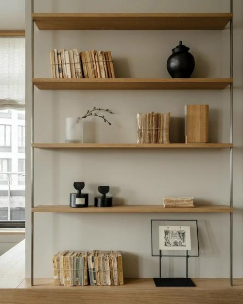 Когда речь заходит об интерьере семейной квартиры, важно учесть и вкусы взрослых, и интересы детей. 02