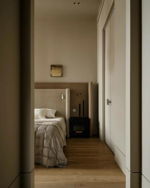 Когда речь заходит об интерьере семейной квартиры, важно учесть и вкусы взрослых, и интересы детей. 05