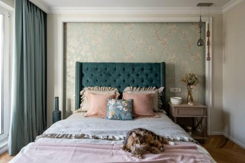 Интерьер двухкомнатной квартиры без гостиной с французским настроением. 07