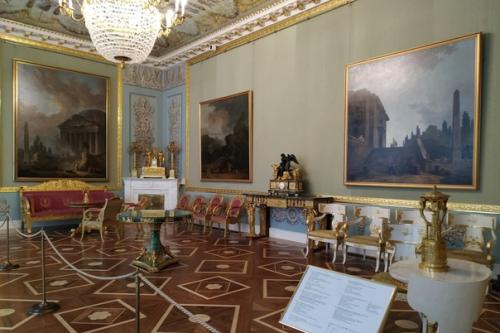 После строительства здания главного штаба в Петербурге там расположились министерство финансов и министерство иностранных дел. 01