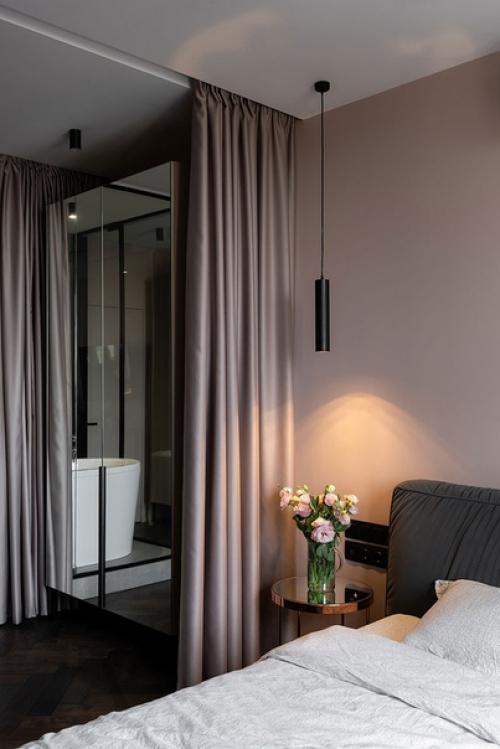 Глубокие синие стены и розовый диван: квартира для девушки. 05