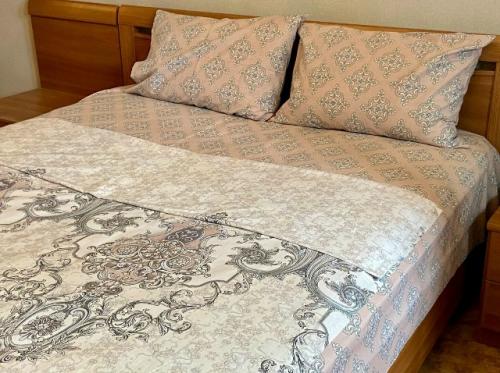 Спальня в бежевых тонах - популярное решение при оформлении интерьера. 01