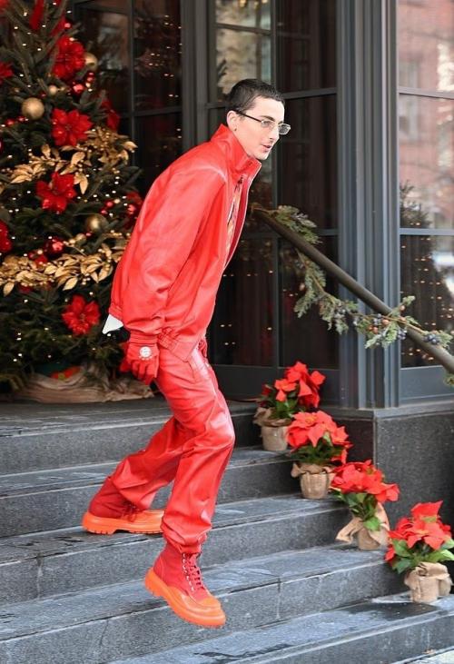 Американского актера Тимоти шаламе прозвали деревенским дураком из-за ярко - красного наряда на прогулке в Нью-йорке. 01