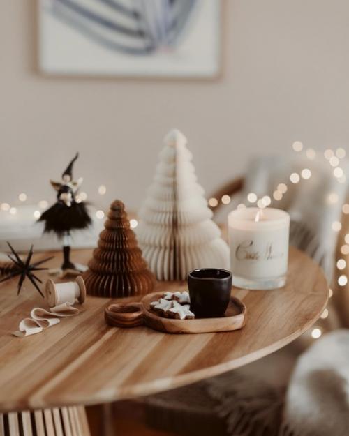 Детали рождественского интерьера, в котором преобладают бумажные звезды - пуансеттии и гофрированные елочки. 02