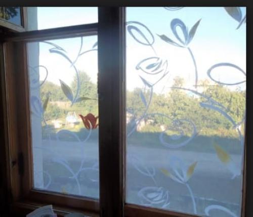 Тюлевые окна.  Балкон вашей квартиры застеклён, выходит на юг и страдает от жаркого солнца летом?