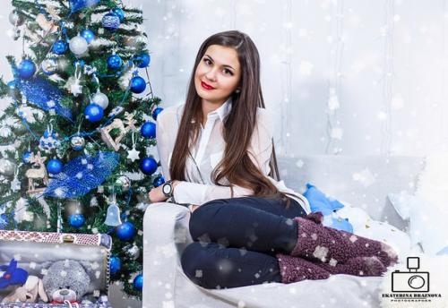 Вот-вот уже скоро наступит новый год, отличный повод устроить себе фотосессию в студии с праздничным, нарядным интерьером. 03