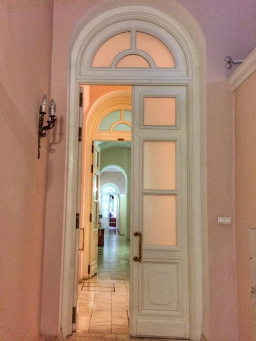 Всегда думала, что в большой красивый особняк прямо напротив кремля - в дом Пашкова - вход закрыт? 05