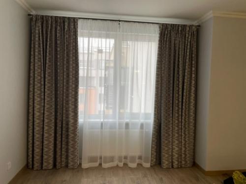 Вчера повесила портьеры и тюль в гостиную на васильевском острове. 01