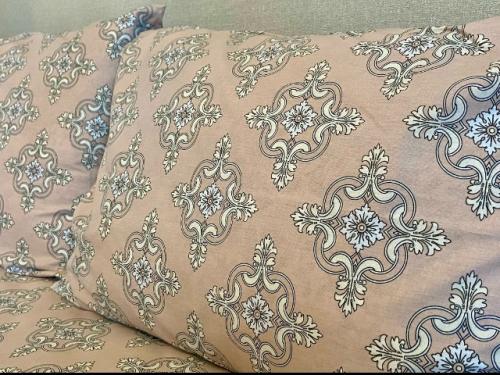 Спальня в бежевых тонах - популярное решение при оформлении интерьера. 02