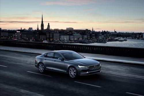 Новый Volvo S90 покажет, где спрятался лось. 05