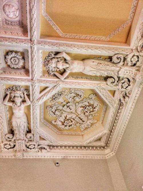 Всегда думала, что в большой красивый особняк прямо напротив кремля - в дом Пашкова - вход закрыт? 01