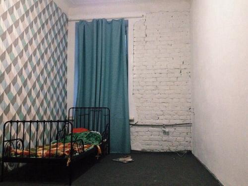 Хай!  Меня зовут Настя, я занимаюсь танцами, музыкой, вокалом и учусь на дизайнера интерьера. 02