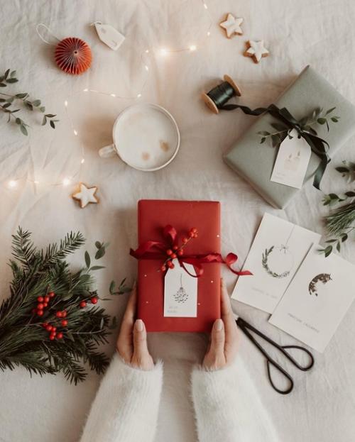 Детали рождественского интерьера, в котором преобладают бумажные звезды - пуансеттии и гофрированные елочки. 01