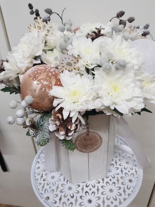 Идея с вручением цветов на новый год набирает популярность в России.