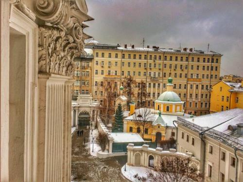Всегда думала, что в большой красивый особняк прямо напротив кремля - в дом Пашкова - вход закрыт? 02