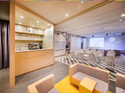 Интерьер лекционного пространства образовательная станция 31 в 1 от славы балбека. 01