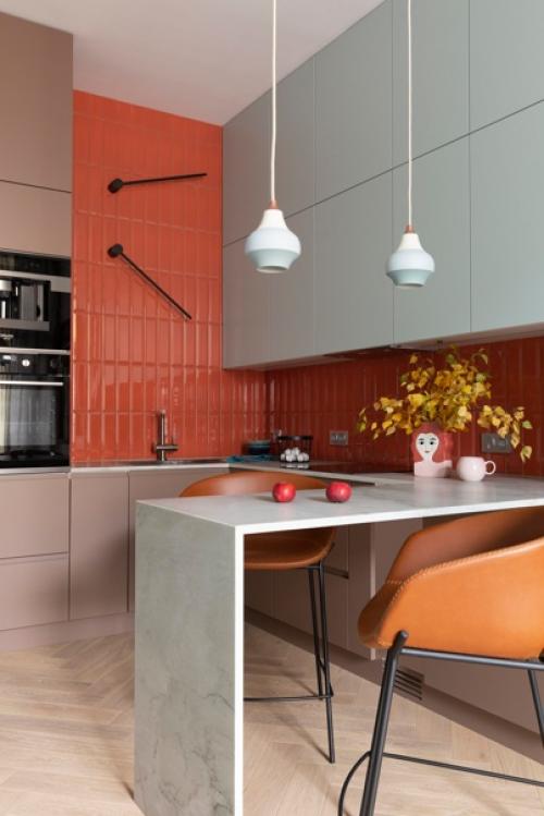 Фрагменты интерьера небольшой квартиры, где главной изюминкой стала работа с цветами. 01