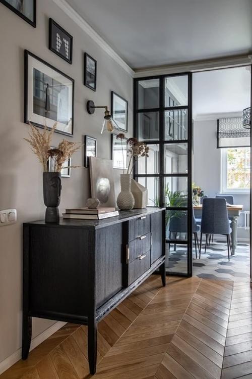 Интерьер двухкомнатной квартиры без гостиной с французским настроением. 01