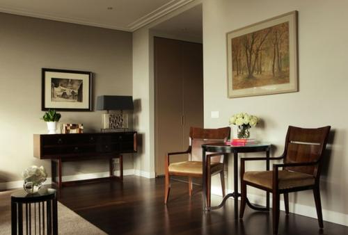 Преимущество темного.   Темный пол, если правильно подобраны мебель и текстиль, делает интерьер квартиры стильным и респектабельным. 01