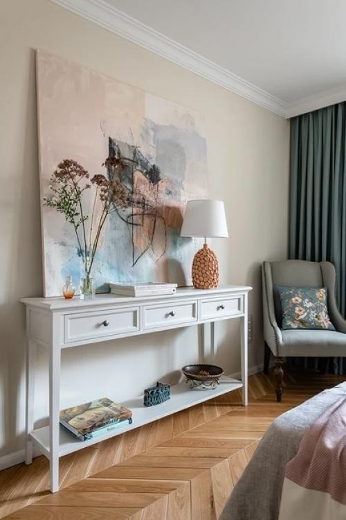 Интерьер двухкомнатной квартиры без гостиной с французским настроением. 06