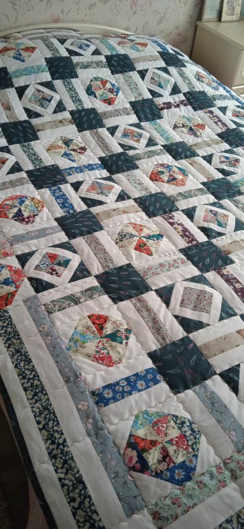 Это лоскутное одеяло в технике пэчворк, сшитое из хлопковых тканей российского производства, представляет собой настоящее произведение искусства.  