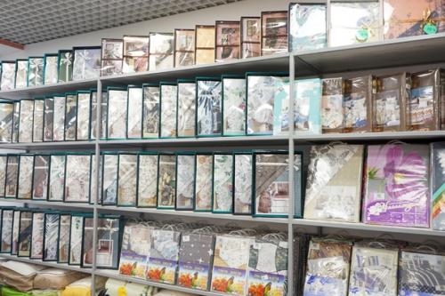 Постельное белье, покрывала и пледы представляют собой прекрасные подарки. 01