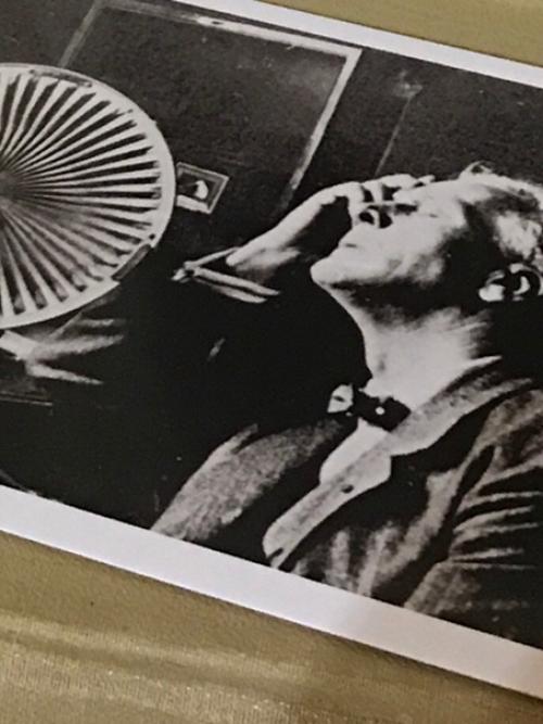 Только в том случае, если решаешь сделать генеральную уборку перед новым годом в кабинете - гостиной - спальне - всё равно не получится! 01