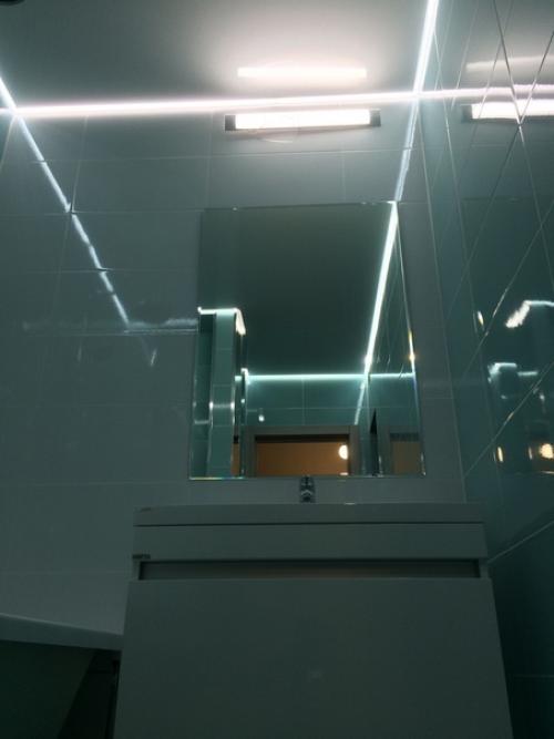 Работаю хирургом, такой сделала дизайн ванной комнаты. 01