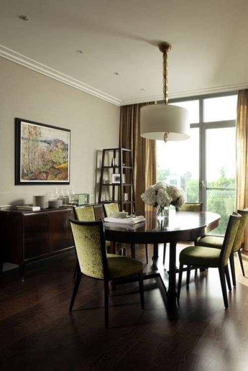 Преимущество темного.   Темный пол, если правильно подобраны мебель и текстиль, делает интерьер квартиры стильным и респектабельным. 04