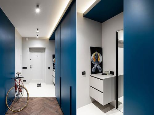 Глубокие синие стены и розовый диван: квартира для девушки. 08