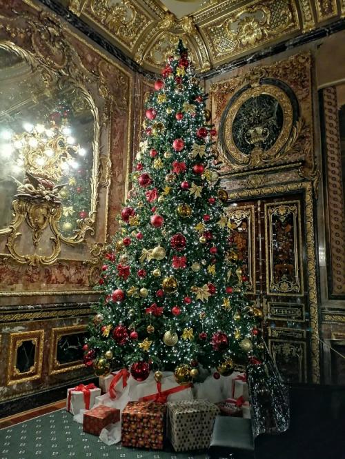 Продолжая традиции. 
Уже несколько лет получается себя радовать перед новым годом посещением интересных событий или новых мест.  