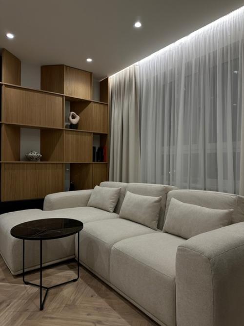 В гостиной портьера может служить не только для затемнения окон, но и для создания уютной атмосферы, играя роль декоративного элемента. 02