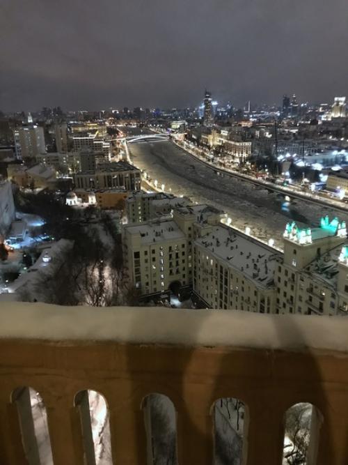 Побывали в гостях в высотке на котельнической набережной и полюбовались видом на Москву с балкона квартиры на 22 этаже. 02